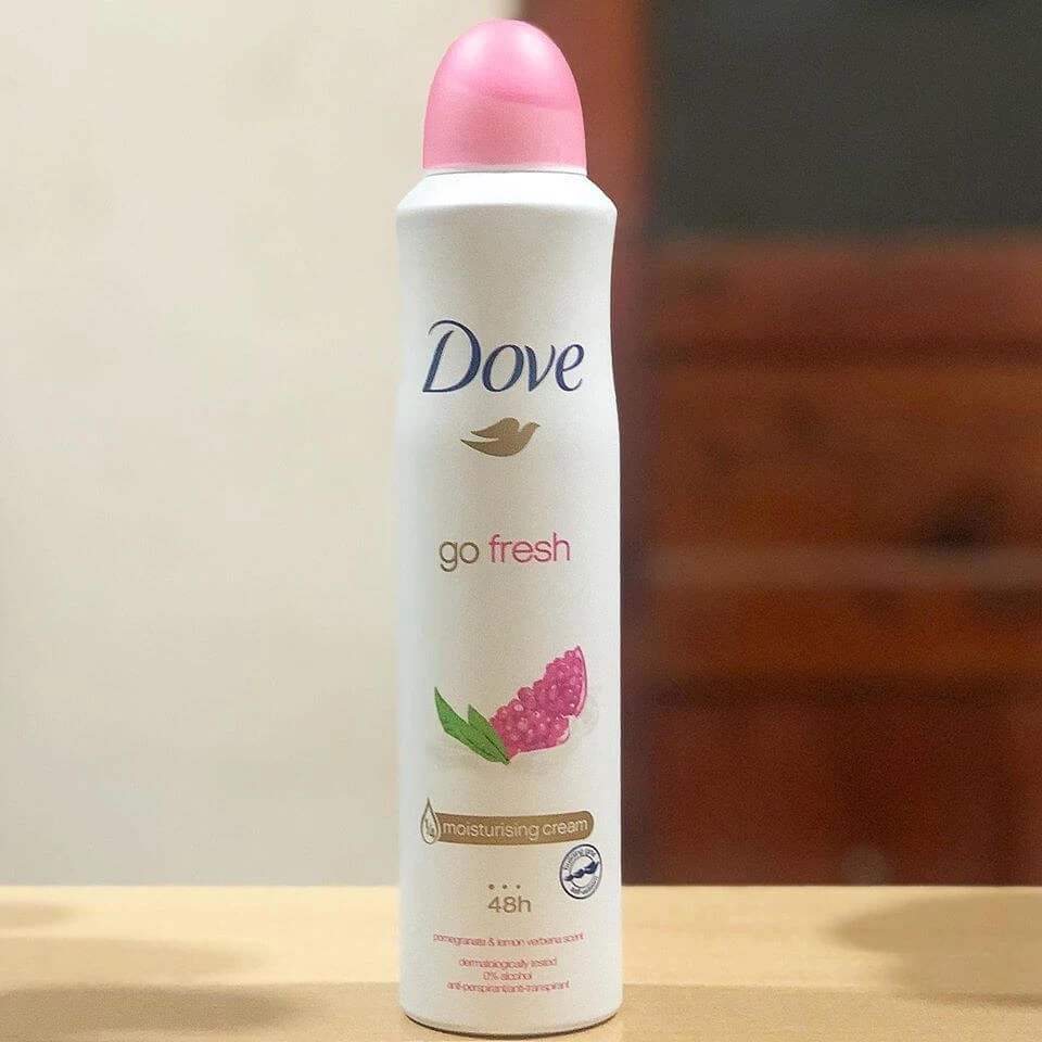 اسپری زیربغل زنانه داو با رایحه انار مدل Go Fresh حجم 250 میلی