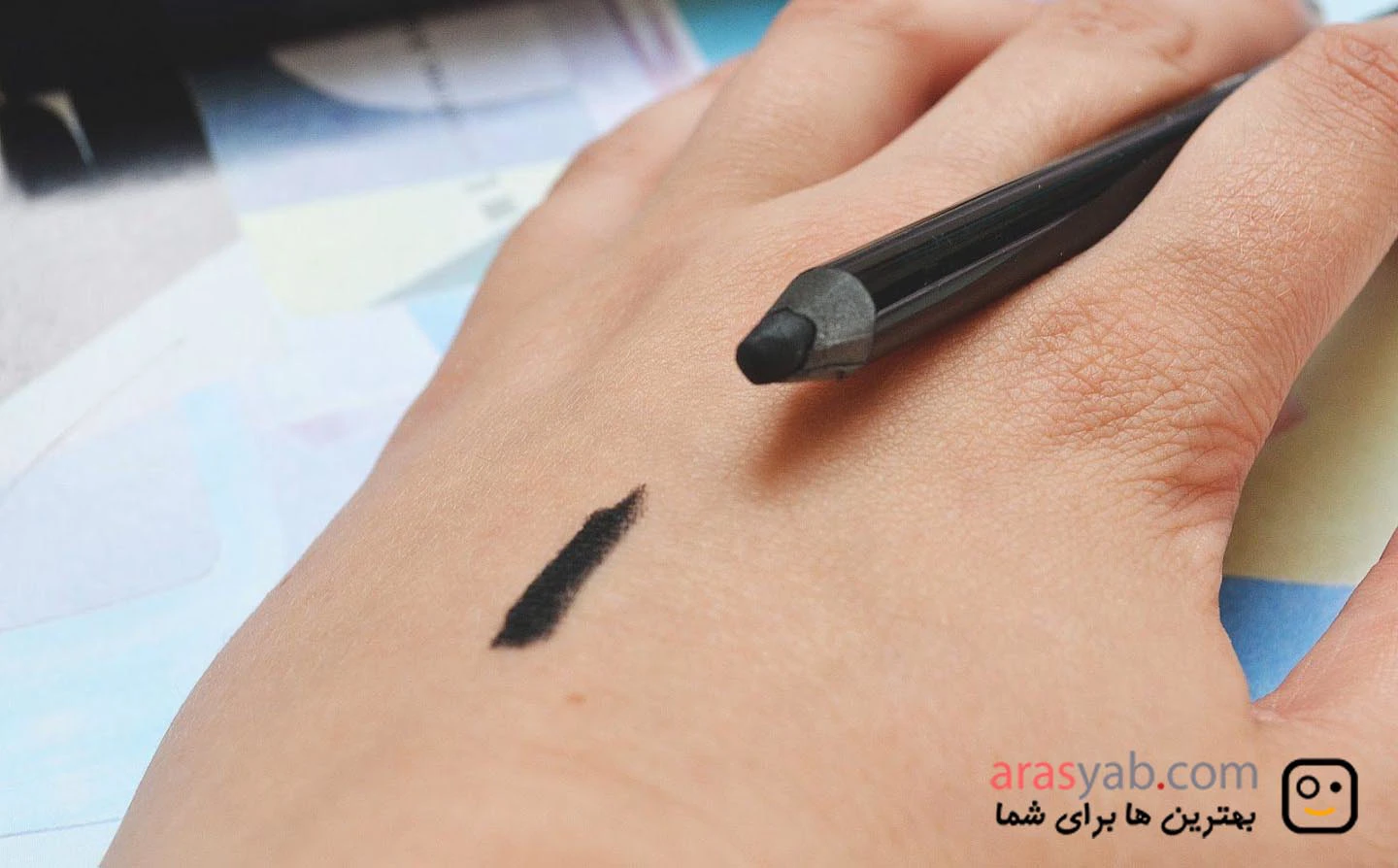 مداد چشم ژله ای آون Avon مدل gel eyeliner رنگ مشکی BlackOut